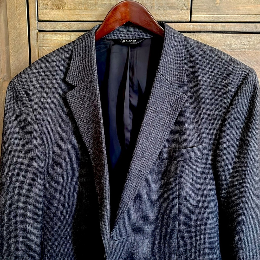 Jos A. Bank Sport Coat

Size 46L

100% Wool